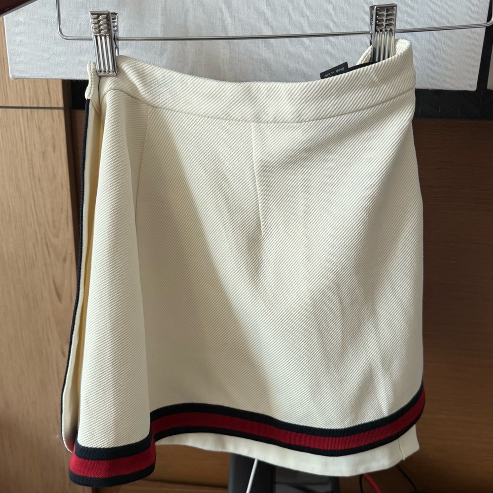 Tennis skirt style with a Gucci signature of striped at the edge.